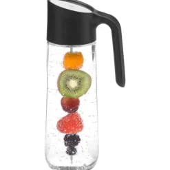 Gläser & Karaffen | WMF Nuro Wasserkaraffe mit Griff und Fruchtspieß, 1 l, schwarz
